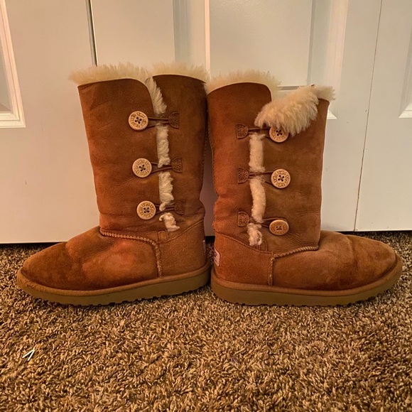 UGG Women’s Bailey Button Triplet II Boot - Picture 2 of 3